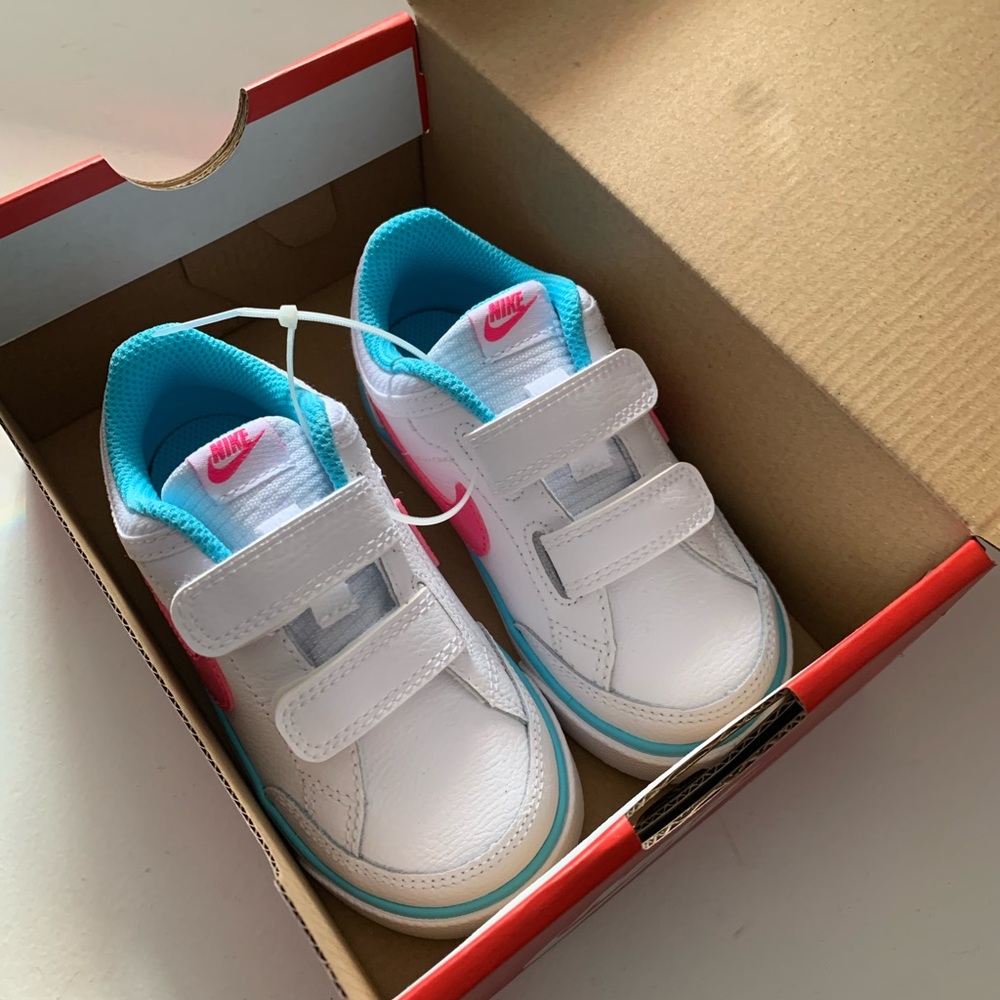 NWT Nike toddler size 8 sneakers Perfect condition